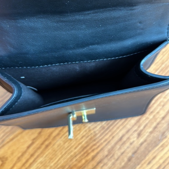 Fun black leather bag with gold chain accents - Picture 4 of 5